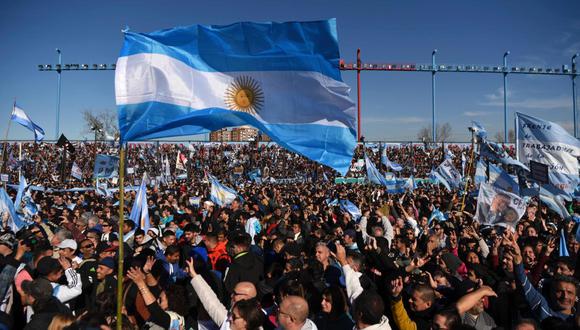 multitud con banderas de argentina