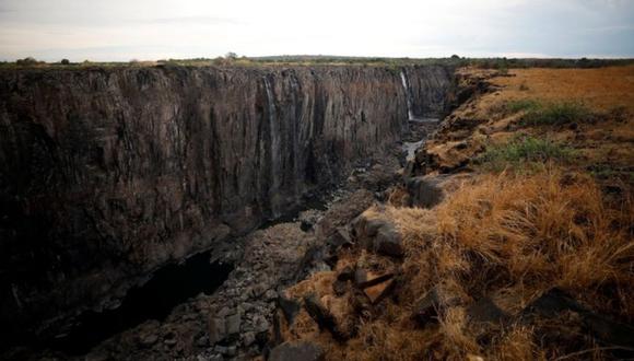 En algunos puntos de sus 1.708 metros de ancho, las cataratas Victoria se han quedado prácticamente secas. (Foto: Reuters)