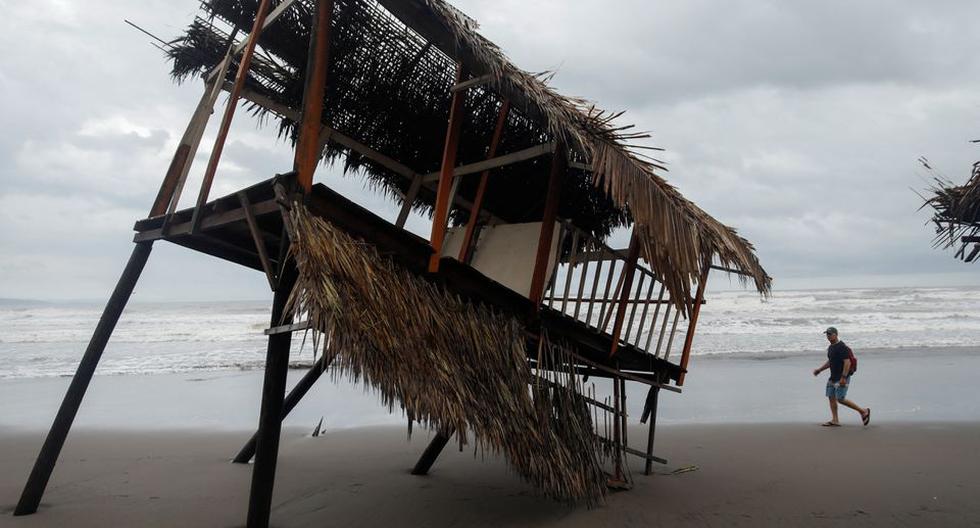 Una palapa que fue dañada tras el paso del huracán Roslyn por la costa del Pacífico de México en San Blas, en el estado de Nayarit. (REUTERS/Hugo Cervantes).