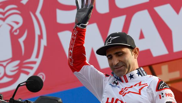 Paulo Da Silva Goncalves en el podio durante la ceremonia del Rally Silk Way, el 6 de julio del 2019. AFP / Damien MEYER