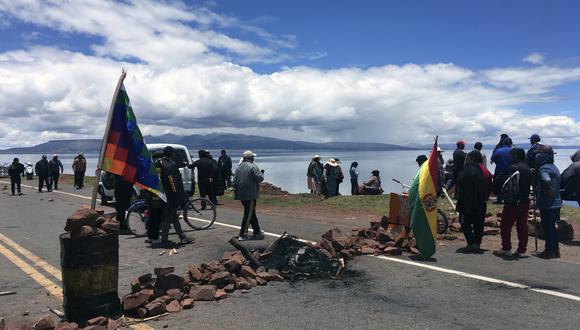 Bolivianos de Desaguadero, sin oponerse ni apoyar al ex presidente Evo Morales u otros políticos, bloquearon el camino que conecta con La Paz por temor a los saqueadores", el 12 de noviembre de 2019. Foto: AFP