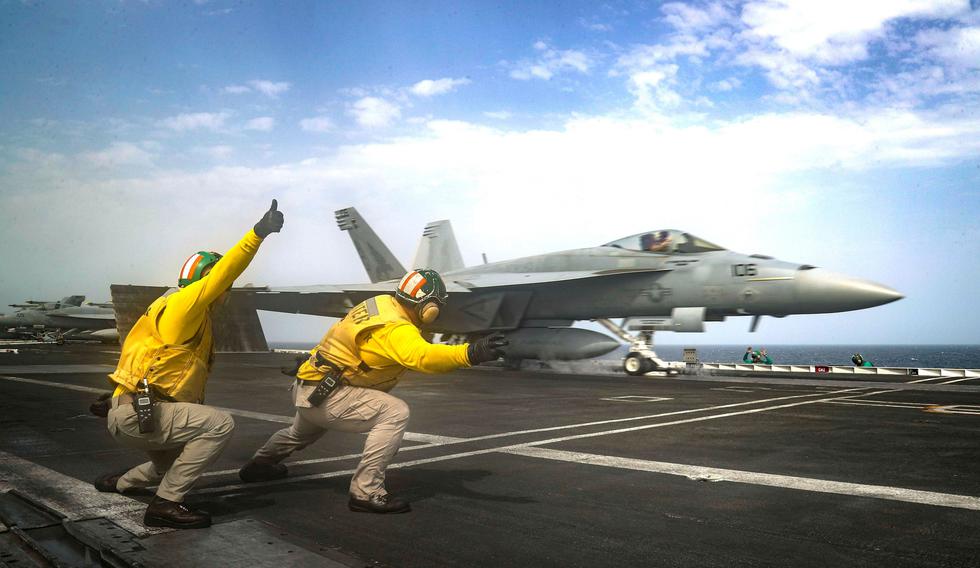 El 5 de mayo, Estados Unidos anunció el despliegue en el Golfo del portaaviones "Abraham Lincoln" y de bombarderos B-52, citando una "amenaza" de Irán, que, según afirma, ha "cargado misiles en barcos tradicionales". (Reuters).