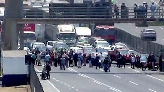 Vía de Evitamiento: reportan congestión vehicular ante protestas para evitar que remuevan módulo de seguridad