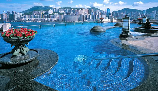 El hotel Harbour Grand Kowloon goza de una de las mejores ubicaciones de Hong Kong. Posee una increíble piscina infinita, de forma curva y con toques clásicos, que se conecta visualmente con el paseo marítimo de Kowloon. (Foto: Harbour Grand Kowloon)