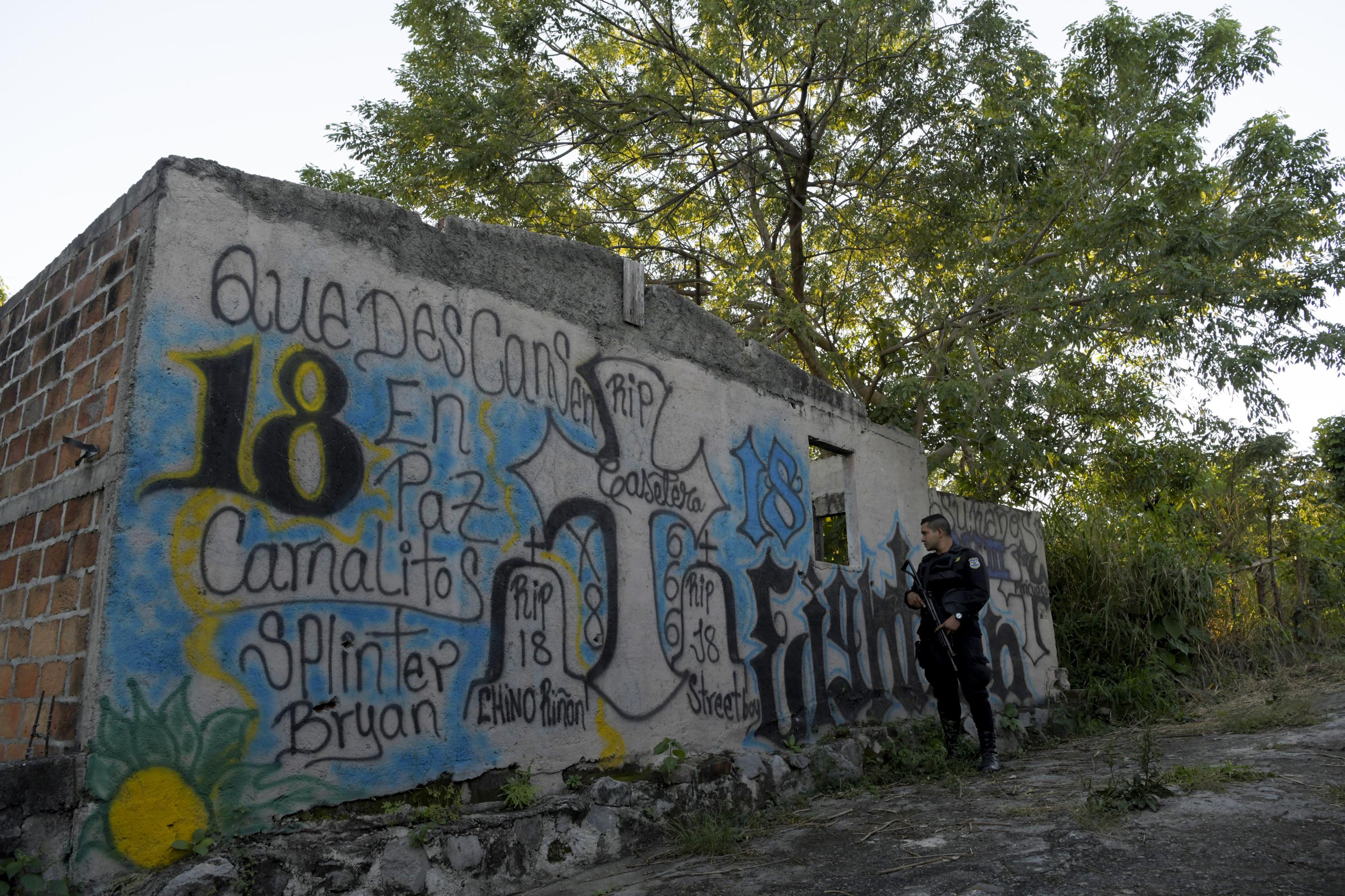 Muchos abandonan sus casas en El Salvador por temor a las pandillas. Foto AFP