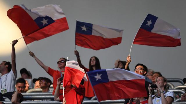 Todos los chilenos agitaron sus banderas al compás del himno nacional. (Foto: AFP)