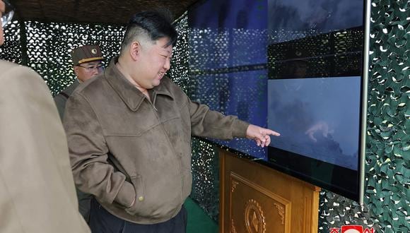 El líder de Corea del Norte, Kim Jong-un, observa un ejercicio virtual de entrenamiento de contraataque nuclear, en un lugar no revelado de Corea del Norte, el 22 de abril de 2024. (Foto de KCNA VIA KNS / AFP)