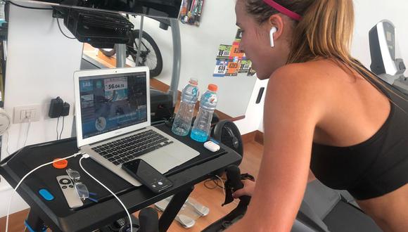 La triatleta María Pía Raffo conecta su bicicleta estática a un aparato llamado ‘Smart Trainer’ que, a su vez, se conecta a la aplicación 'Zwift’ en la computadora.