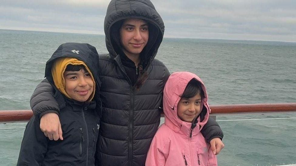Sara (derecha) con su hermano Hussam y su hermana Rahaf. Ya habían intentado cruzar el Canal tres veces.