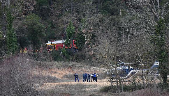 Personal de la Policía y Bomberos llegaron al lugar donde ocurrió el accidente. (Foto: AFP)