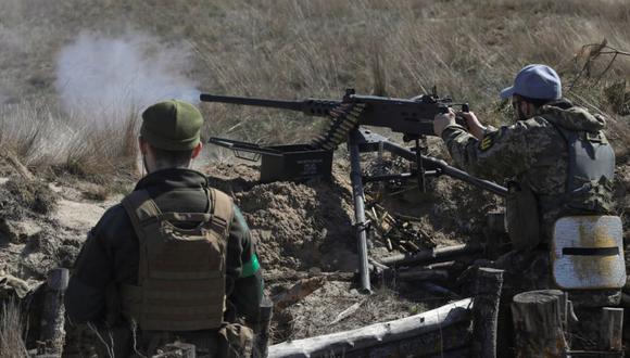 Miembros de las Fuerzas de Defensa Territorial de Ucrania asisten a ejercicios militares, mientras continúa el ataque de Rusia contra Ucrania, en la región de Kiev, Ucrania.