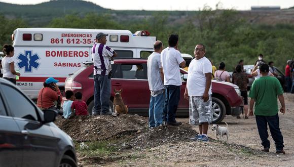 Familiares de mineros esperan por información sobre sus seres queridos tras la inundación y el colapso de una mina en el municipio de Múzquiz, estado de Coahuila (México). Al menos siete mineros quedaron este viernes atrapados por la inundación y el colapso de una mina en el municipio mexicano de Múzquiz, en el norteño estado de Coahuila, hacia donde se desplazaron elementos de Protección Civil y del Ejército para las labores de rescate. EFE/Miguel Sierra