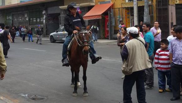 Ambulante usa caballo para ganarse S/.5 en el Cercado