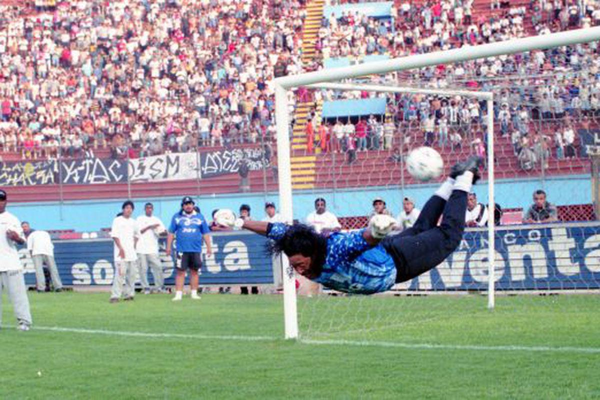 René Higuita jugó por Alianza Lima un clásico en 1999. (Foto: Archivo GEC).