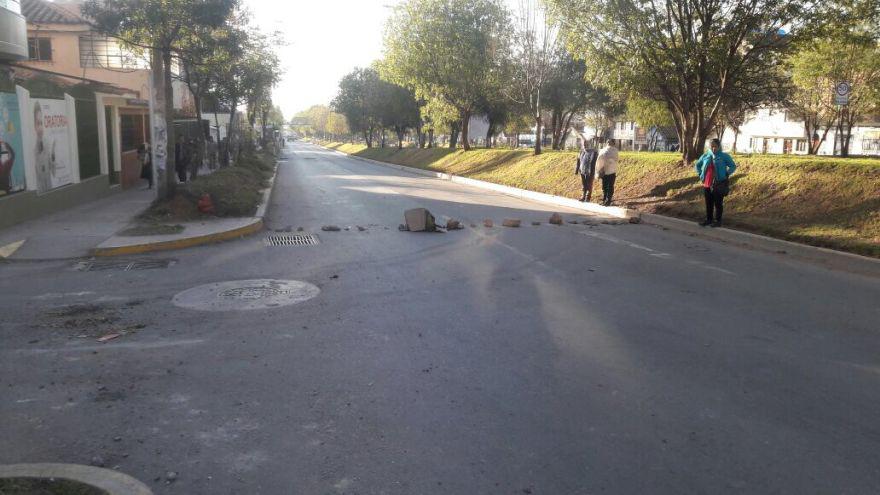 Un pequeño grupo intentó bloquear la vía cerca al óvalo Libertadores, pero fueron retirados por la policía. (Foto: Miguel Neyra)