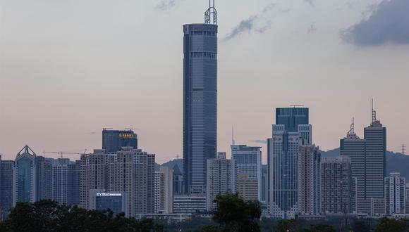 El SEG Plaza, de casi 300 metros de altura, que se encuentra en Shenzhen, es visto desde Hong Kong, China, el 18 de mayo de 2021. (EFE / EPA / JEROME FAVRE).