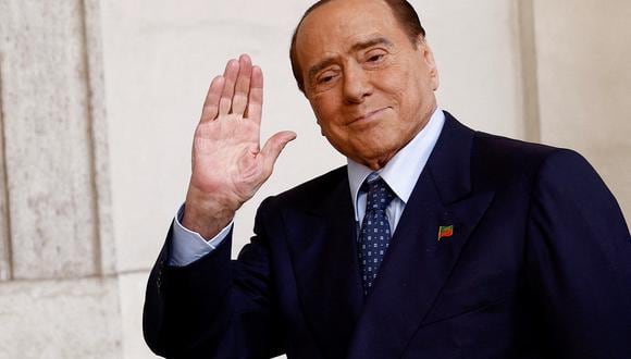 Silvio Berlusconi sale de la unidad de cuidados intensivos de hospital de Milán. (REUTERS/Guglielmo Mangiapane/Foto de archivo)