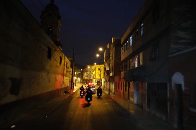 Como cada día, los miembros de la Policía Nacional y las Fuerzas Armadas recorrieron las calles para detener a infractores. (Foto: César Bueno)