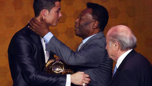 Cristiano Ronaldo ganó su segundo Balón de Oro y Pelé fue quien se lo entregó. (Foto: Reuters)