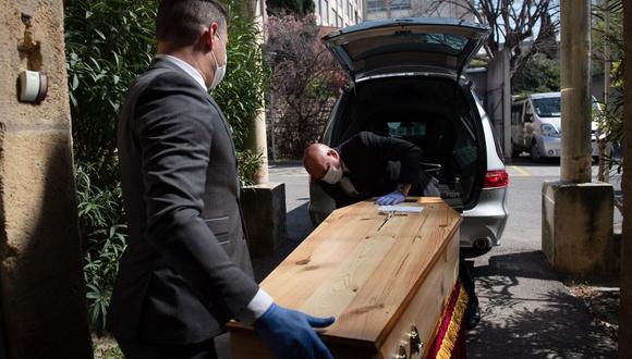 Cementerios desolados, sepulturas o cremaciones con presencia de pocas personas: así ha cambiado la labor de los funerarios. (Imagen referencial / AFP/CLEMENT MAHOUDEAU)