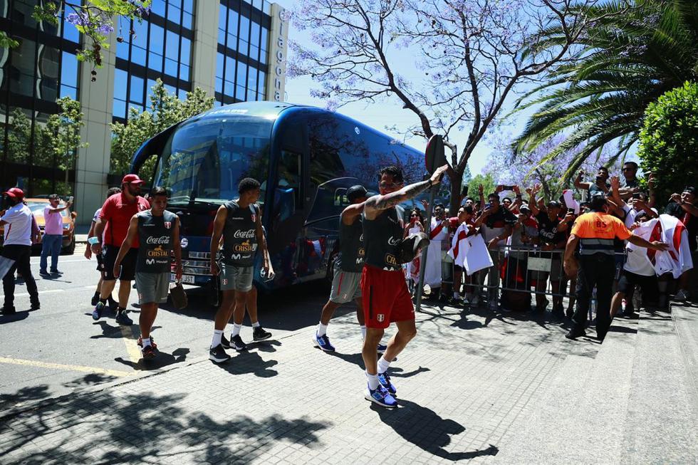 Gianluca Lapadula bajó del bus y saludó a los fanáticos de la selección peruana. (Foto: Daniel Apuy / GEC)