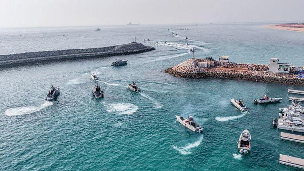 Lanchas rápidas de la Armada del Cuerpo de la Guardia Revolucionaria Islámica (CGRI) durante un ejercicio en la isla de Abu Musa. (DISTRIBUCIÓN DEL CGRI / REUTERS).