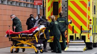 Los hospitales británicos “en pie de guerra” contra ómicron