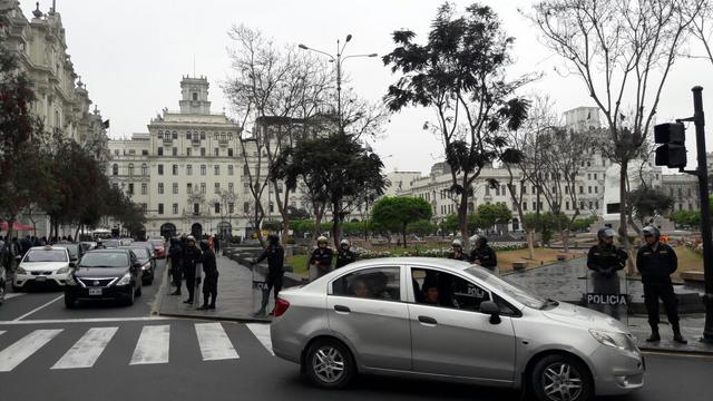 Cordón policial evita que docentes en huelga se concentren en la Plaza San Martín, en el Centro Histórico de Lima. (Cristina Fernández / El Comercio)