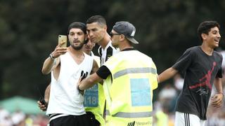 Cristiano Ronaldo: hincha ingresó al campo de juego para fotografiarse con CR7 | VIDEO