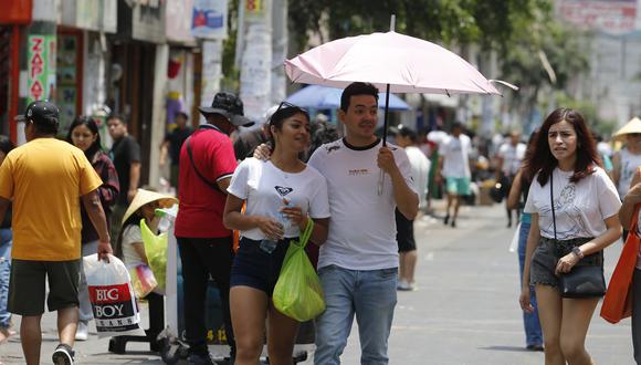 Lima afronta actualmente altas temperaturas pese a la llegada del otoño. 

Recorrido por el centro comercial Gamarra, ambulantes, gente con sombrias por el excesivo calor.

Foto: Violeta Ayasta / @photo.gec