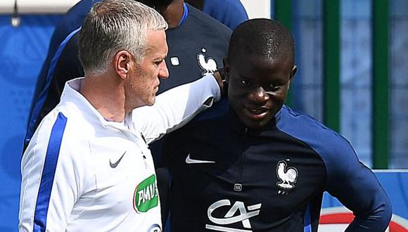 N'Golo Kanté fue víctima de una divertida broma de Deschamps. (Foto: AFP)