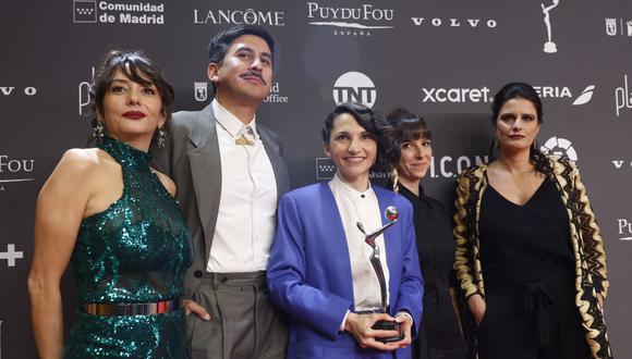 Manuela Martelli (al centro) posa con el trofeo de los Premios Platino. Ella ganó el premio a mejor ópera prima por su película "1976". (EFE/Daniel González)