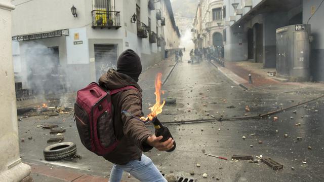 Un manifestante se prepara para lanzar un cóctel molotov a la policía. (Foto: AFP).