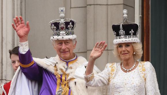 El rey Carlos III de Gran Bretaña con la corona del estado imperial y la reina Camilla de Gran Bretaña con una versión modificada de la corona de la reina María, en el Palacio de Buckingham, en el centro de Londres, el 6 de mayo de 2023. (Foto de Daniel LEAL / AFP)
