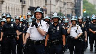 Nueva York: policías renuncian en apoyo a compañeros suspendidos por empujar a hombre de 75 años