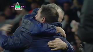 Marcelo Bielsa se emocionó en el triunfo de Leeds y abrazó a su asistente | VIDEO