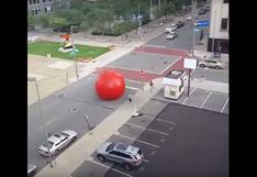 YouTube: pelota gigante fuera de control aterroriza a transeúntes | VIDEO