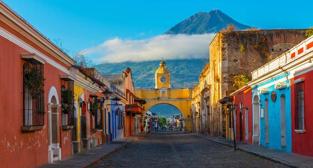 Antigua Guatemala, Guatemala. Sus calles de piedra con arquitectura colonial invitan a pasar excelentes tardes que regalan una impresionante vista de los volcanes cercanos. (Foto: Shutterstock)