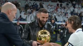 Karim Benzema presentó el Balón de Oro en el Santiago Bernabéu