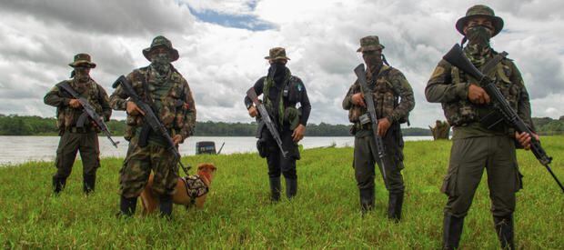 El grupo armado ilegal Comandos de la Frontera apareció en el recorrido de los reporteros de La Silla Vacía y Mongabay Latam que visitaron la zona del Parque La Paya en 2023, en Colombia. Crédito: Santiago Rodríguez