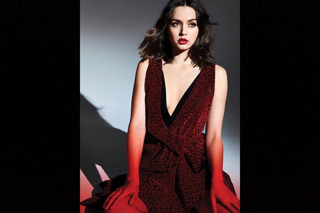 Ana Celia de Armas Caso nació en Santa Cruz del Norte, en Cuba en 1988. A los 18 años se graduó como actriz en la Escuela de Teatro de La Habana y decidió probar suerte en España, la tierra de sus abuelos. Según ha contado la intérprete, llegó al país europeo con 300 dólares en el bolsillo, pensando que con ese monto podría vivir tranquila un buen tiempo.