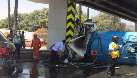 Panamericana Sur: camión cisterna se vuelca y causa congestión