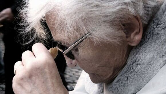 La anciana evitó que le quitaran la cartera.  (Foto referencial - Pexels)