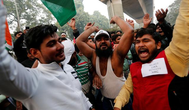 Nuevos enfrentamientos entre la policía india y los manifestantes estallaron este viernes después de más de una semana de disturbios mortales desencadenados. (Foto: Reuters)