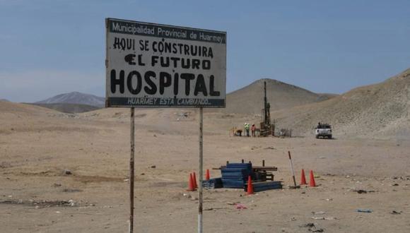 El futuro hospital de Huarmey tiene un cartel. Así se encontraba hace un año cuando el presidente Martín Vizcarra anunció que se realizaría la obra. Hoy el escenario es muy similar.   (Foto: Elsa Pereda)