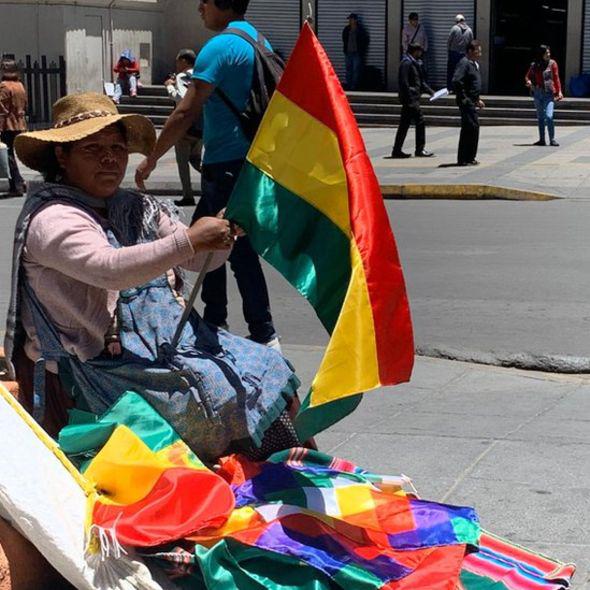 Este miércoles fue un buen día para vender banderas de Bolivia en las calles de La Paz. (Boris Miranda vía BBC)