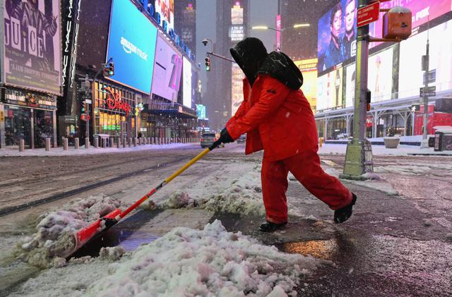 La nieve cae sobre Times Square. (Foto de Angela Weiss / AFP).