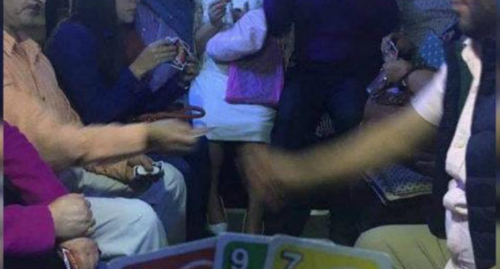 Un grupo de pasajeros mexicanos aprovecharon el largo trayecto y el intenso tráfico, y jugaron un conocido juego de mesa en la combi. (Foto: Captura Facebook)