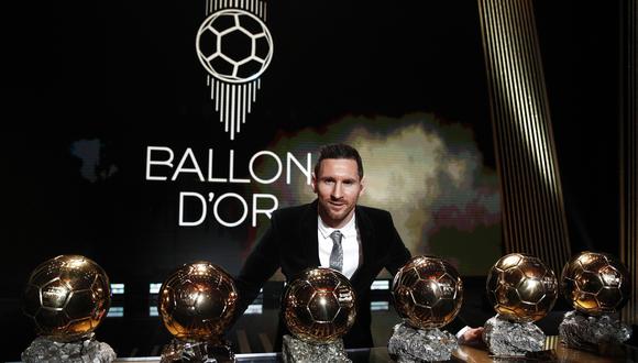 El futbolista argentino Lionel Messi posa tras recibir el sexto Balón de Oro de su carrera en la ceremonia celebrada el pasado 2 de diciembre en París. (Foto: EFE).