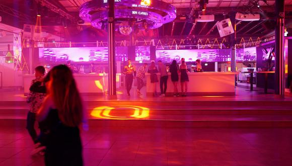 La gente disfruta de la reapertura de la discoteca "La Dune" en la ciudad sureña francesa de La Grande Motte, el 9 de julio de 2021, después de casi 16 meses de cierre debido a la pandemia de coronavirus Covid-19. (SYLVAIN THOMAS / AFP).